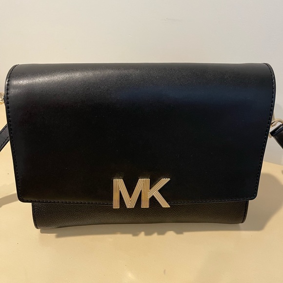 Micheal Kors cross body or over the shoulder purse - Picture 12 of 17